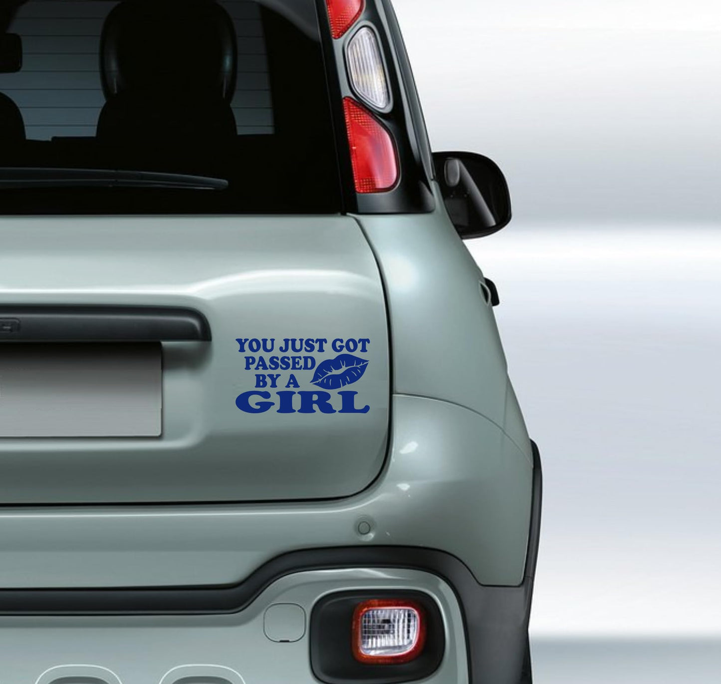 DualColorStampe® Adesivi per auto divertenti stickers auto divertenti stickers casco moto camper frase divertente sei appena stato sorpassato da una ragazza 0401