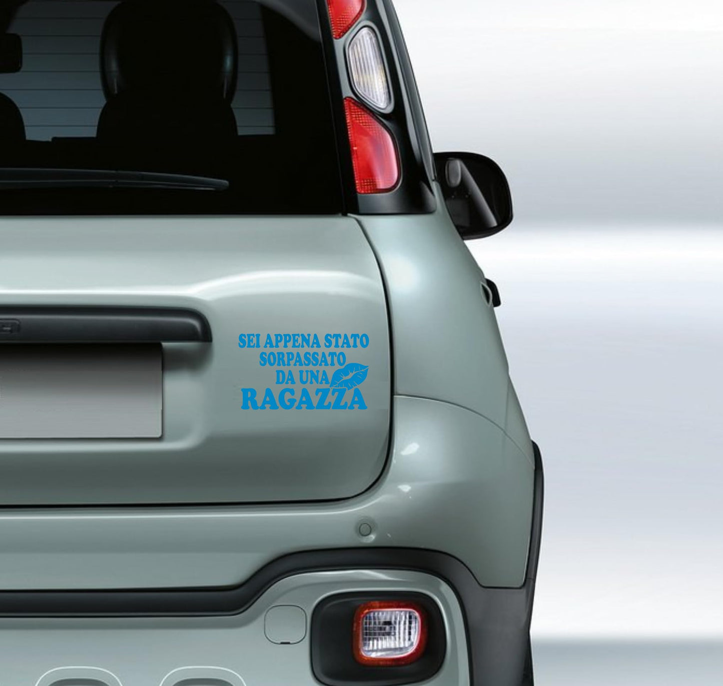 DualColorStampe® Adesivi per auto divertenti stickers auto divertenti stickers casco moto camper frase divertente sei appena stato sorpassato da una ragazza - 0402