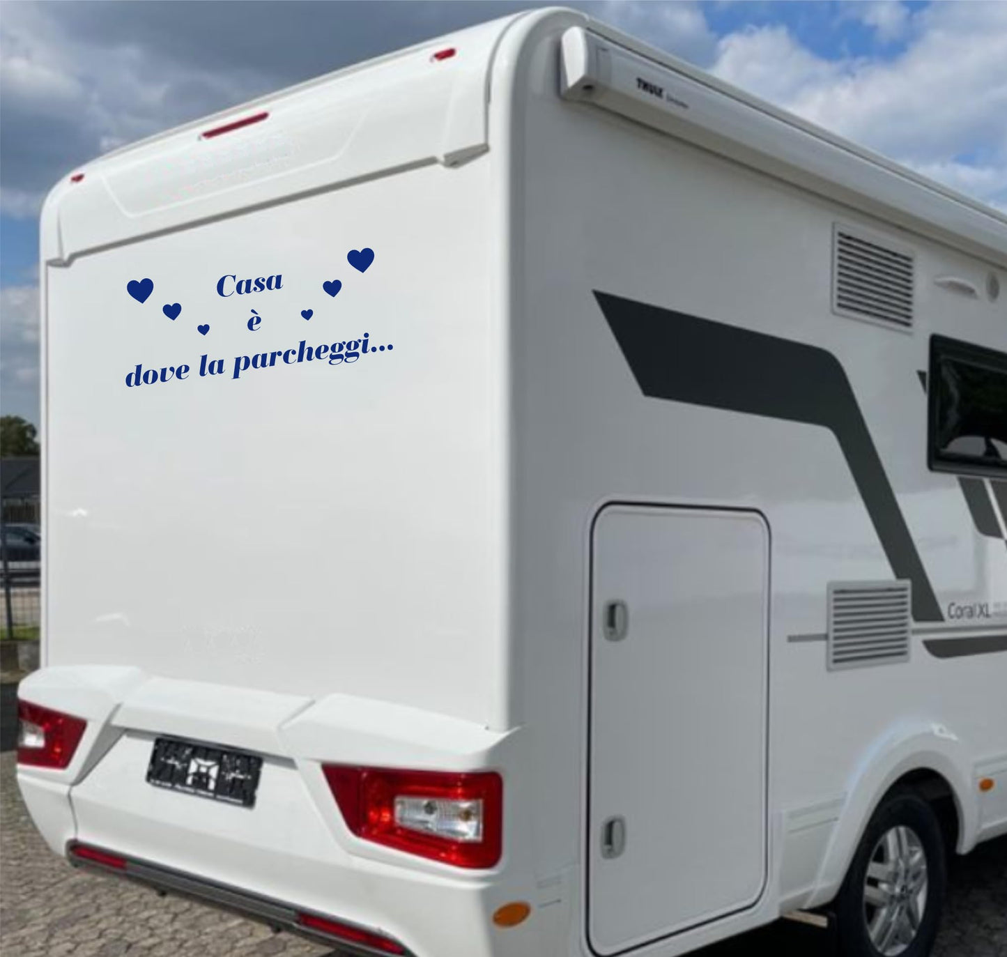 Adesivo sticker camper frase frasi CASA È DOVE LA PARCHEGGI -caravan roulotte- accessori grafiche fiancata scegli colore cod. 0426 (cm 56 x 25)