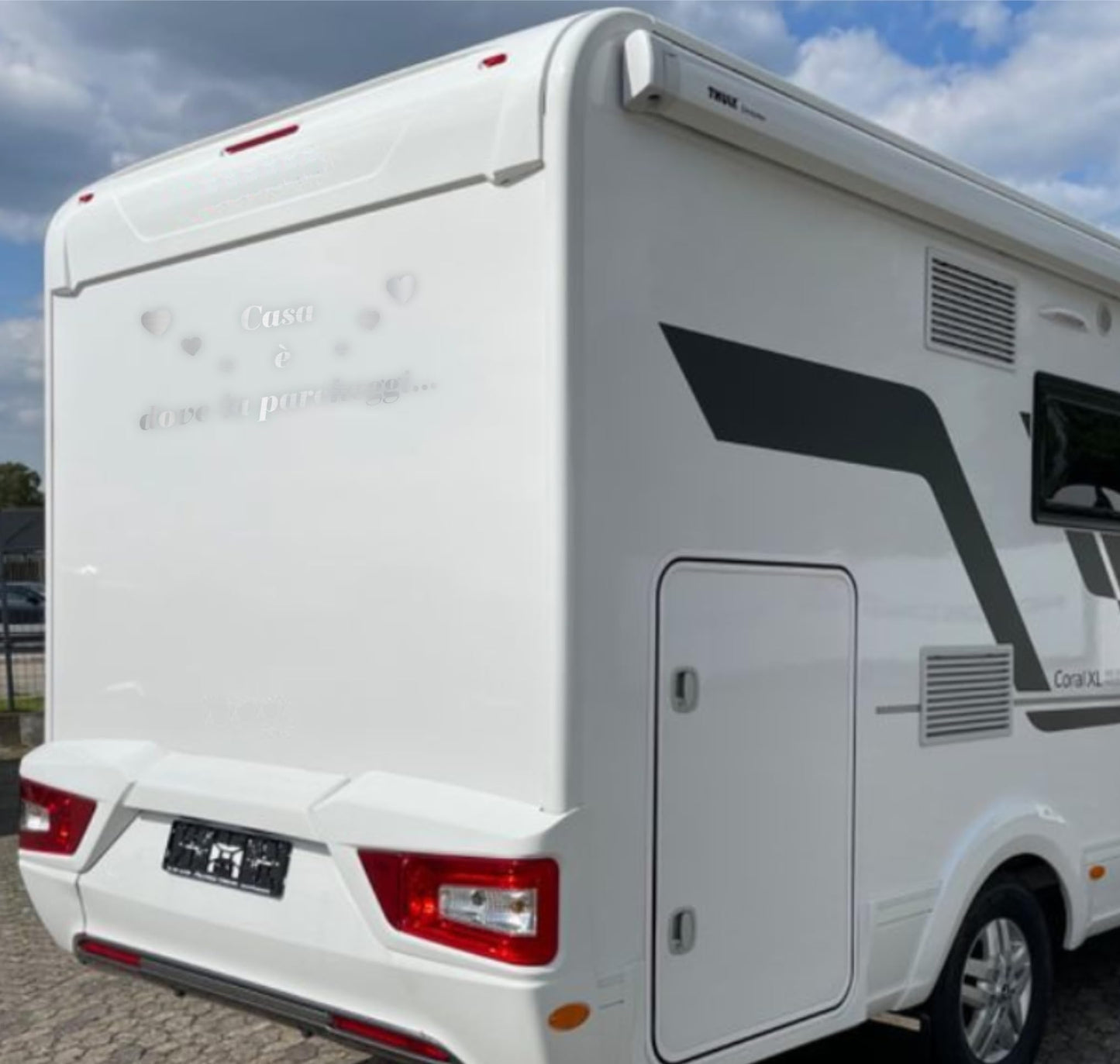 Adesivo sticker camper frase frasi CASA È DOVE LA PARCHEGGI -caravan roulotte- accessori grafiche fiancata scegli colore cod. 0426 (cm 56 x 25)