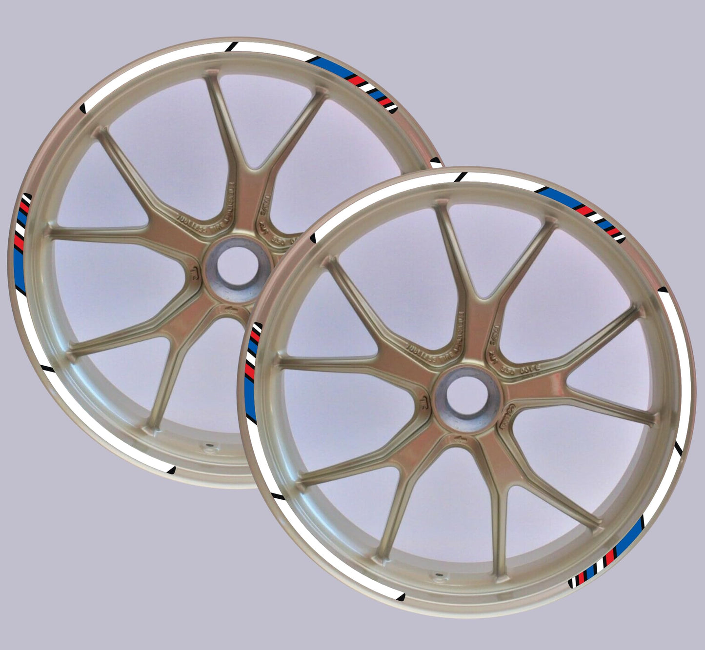 DualColorStampe Strisce Adesive Cerchi Moto 17 Pollici – Set per 2 Ruote – Design Racing Rosso Bianco Blu e Nero – Resistenti a Pioggia e Sole – Adesivi Ruote Moto Lucidi – Modello D0137