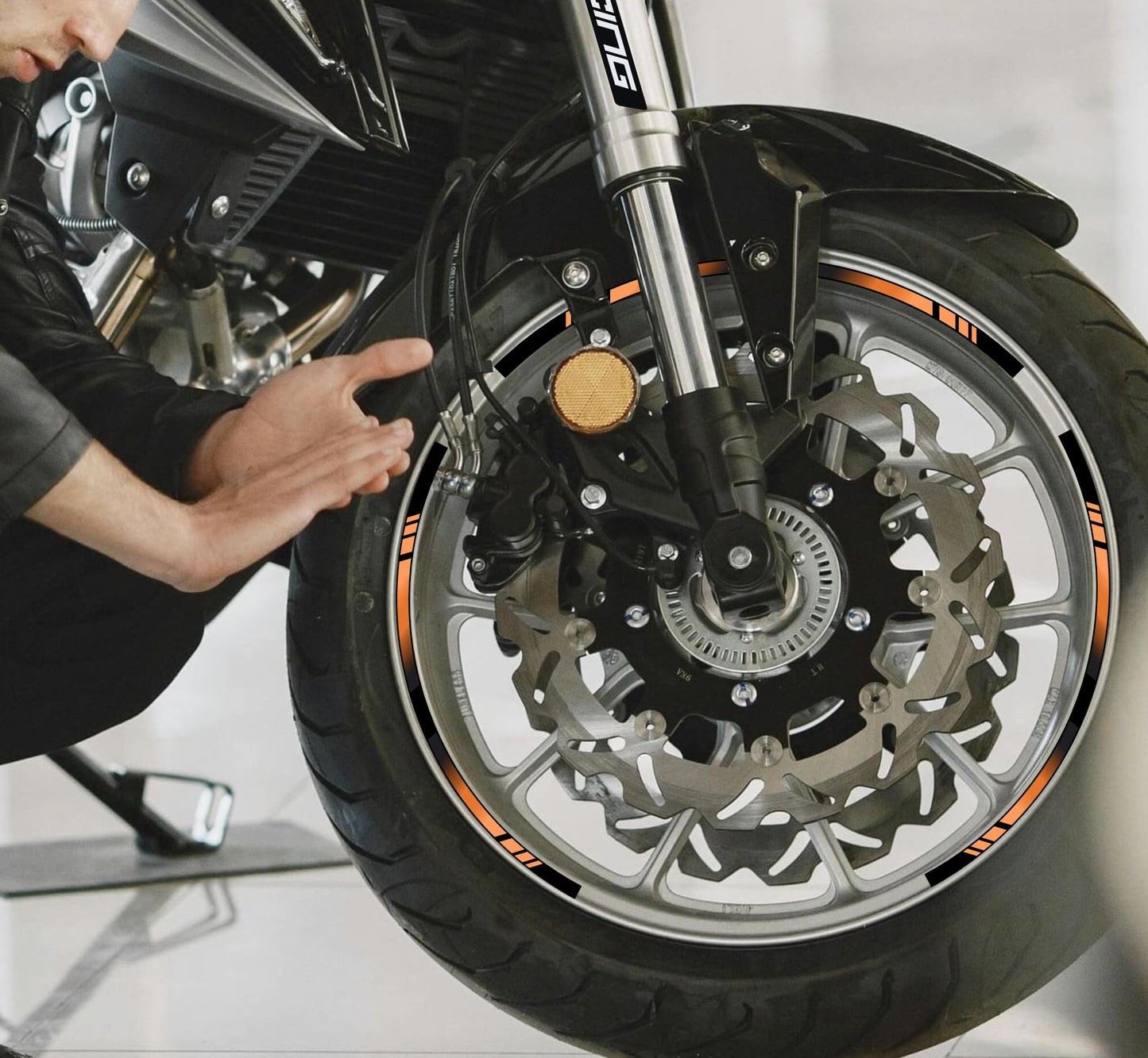 DualColorStampe Strisce Adesive Cerchi Moto 17 Pollici – Set per 2 Ruote – Design Racing Arancione e Nero – Resistenti a Pioggia e Sole – Adesivi Ruote Moto Lucidi – Modello D0136