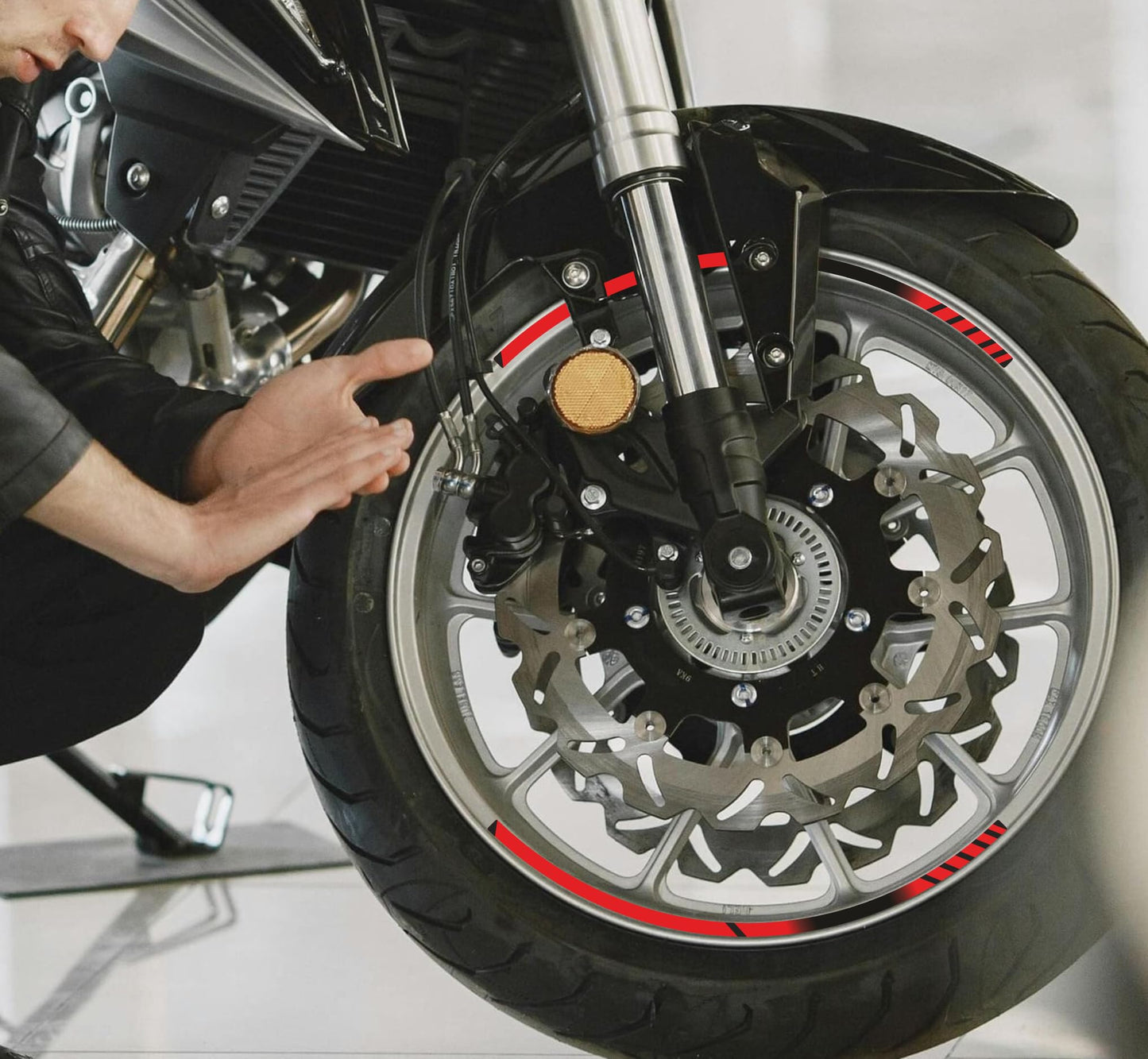 DualColorStampe Strisce Adesive Cerchi Moto 17 Pollici – Set per 2 Ruote – Design Racing Rosso e Nero – Resistenti a Pioggia e Sole – Adesivi Ruote Moto Lucidi – Modello D0134