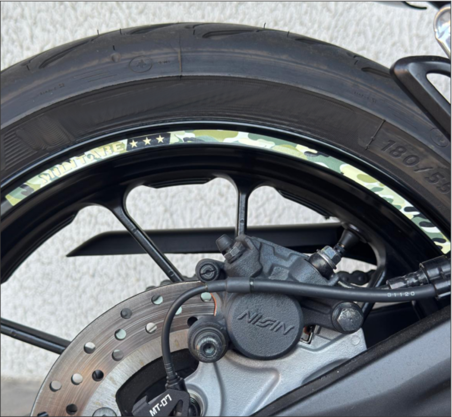 Strisce Adesive Cerchi Moto 17 Pollici design militare – Set per 2 Ruote – Design Racing Bianco Blu e Nero – Resistenti a Pioggia e Sole – Adesivi Ruote Moto Lucidi – Modello D0143