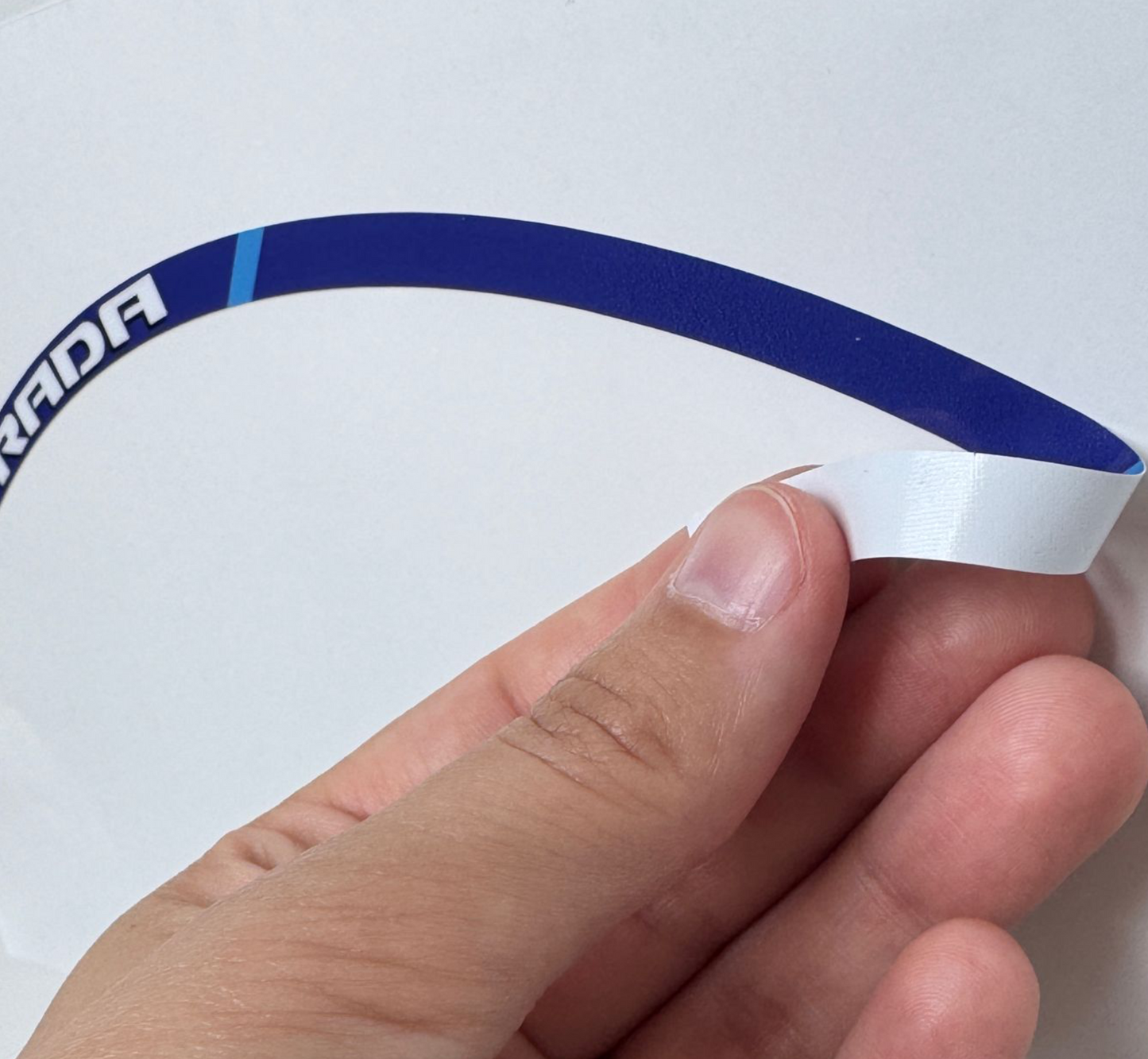 Strisce Adesive Cerchi Moto 17 Pollici – Set per 2 Ruote – Design Racing Bianco Blu e Nero – Resistenti a Pioggia e Sole – Adesivi Ruote Moto Lucidi – Modello D0138