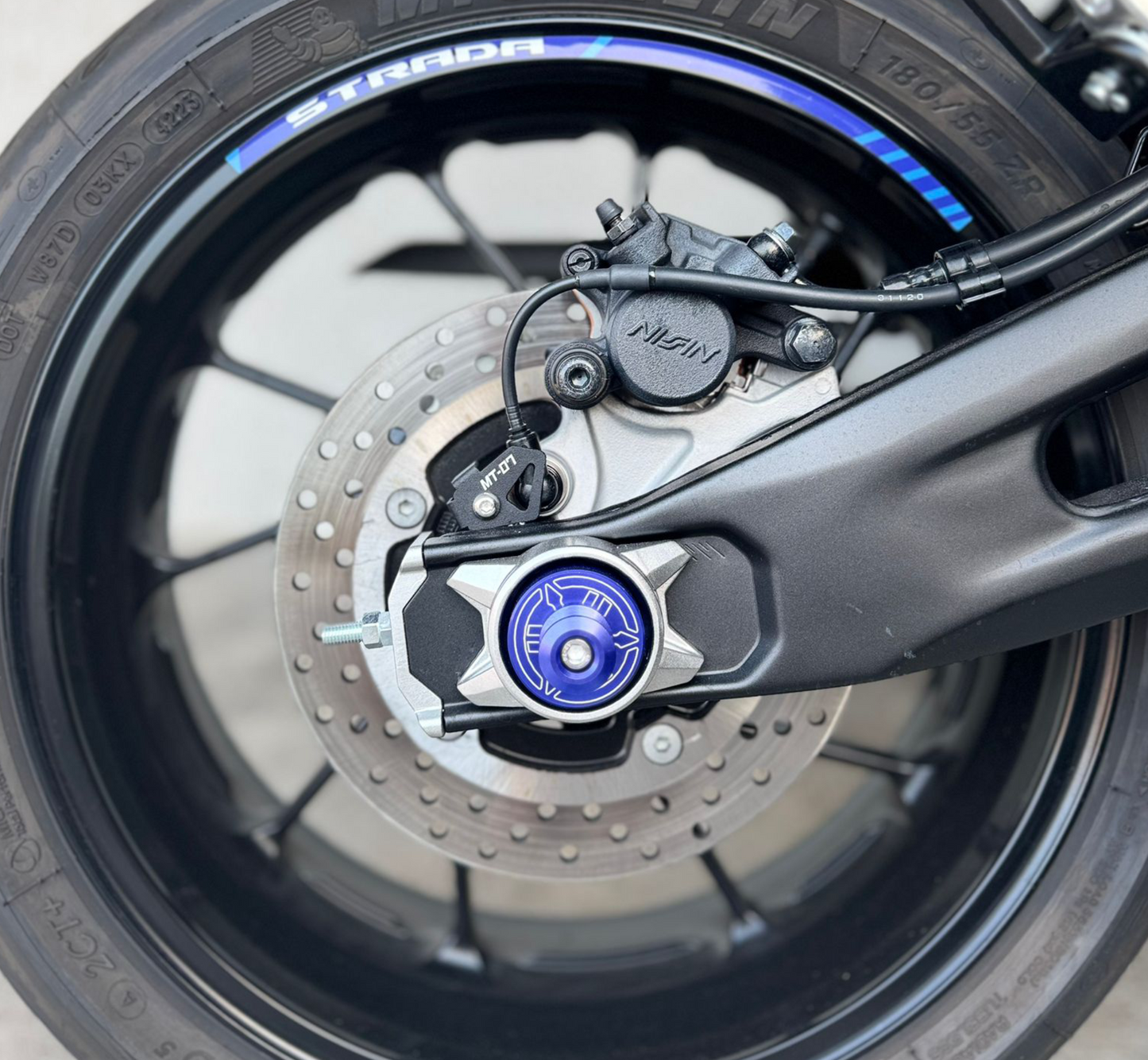 Strisce Adesive Cerchi Moto 17 Pollici – Set per 2 Ruote – Design Racing Bianco Blu e Nero – Resistenti a Pioggia e Sole – Adesivi Ruote Moto Lucidi – Modello D0138