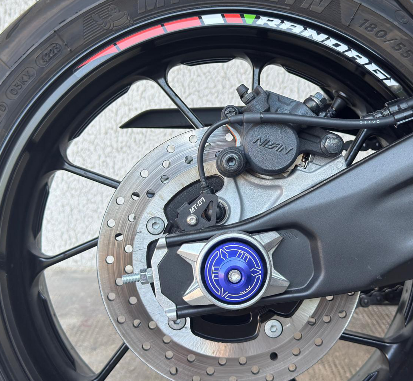 Strisce Adesive Cerchi Moto 17 Pollici BANDIERA ITALIANA – Set per 2 Ruote – Design Racing Bianco Blu e Nero – Resistenti a Pioggia e Sole – Adesivi Ruote Moto Lucidi – Modello D0139