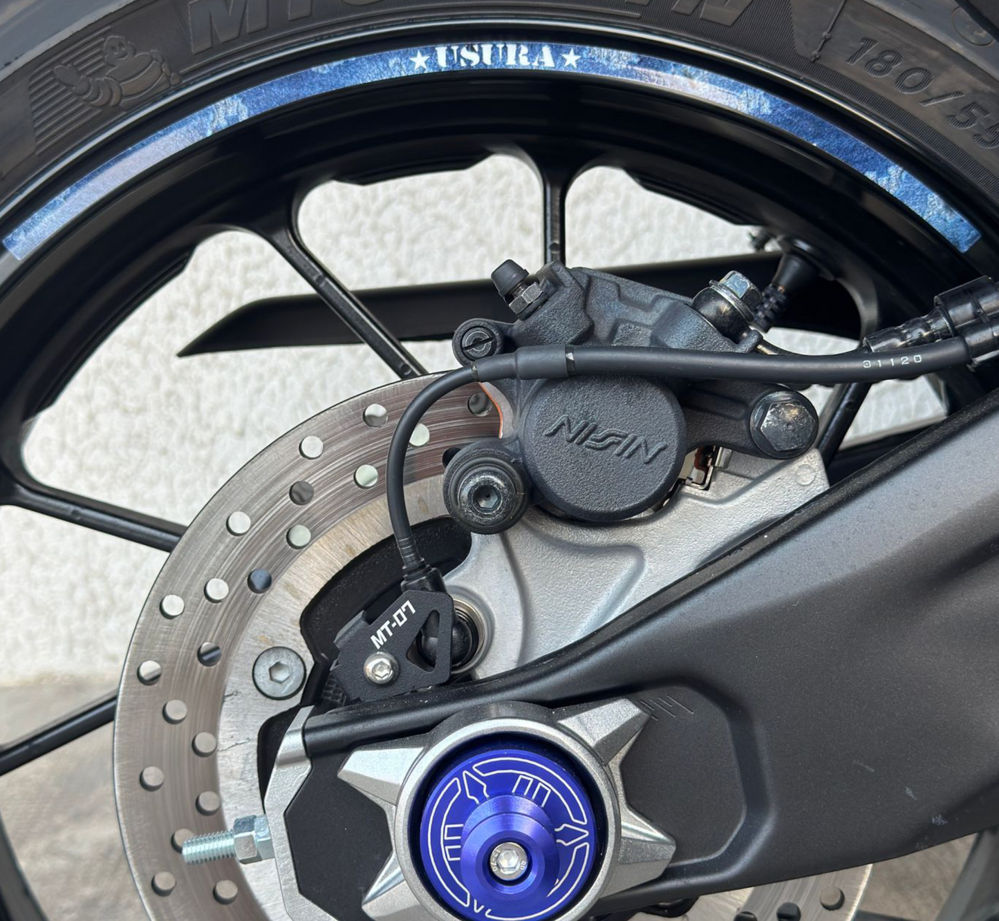 Strisce Adesive Cerchi Moto 17 Pollici DESIGN EFFETTO JEANS – Set per 2 Ruote – Design Racing Bianco Blu e Nero – Resistenti a Pioggia e Sole – Adesivi Ruote Moto Lucidi D0140
