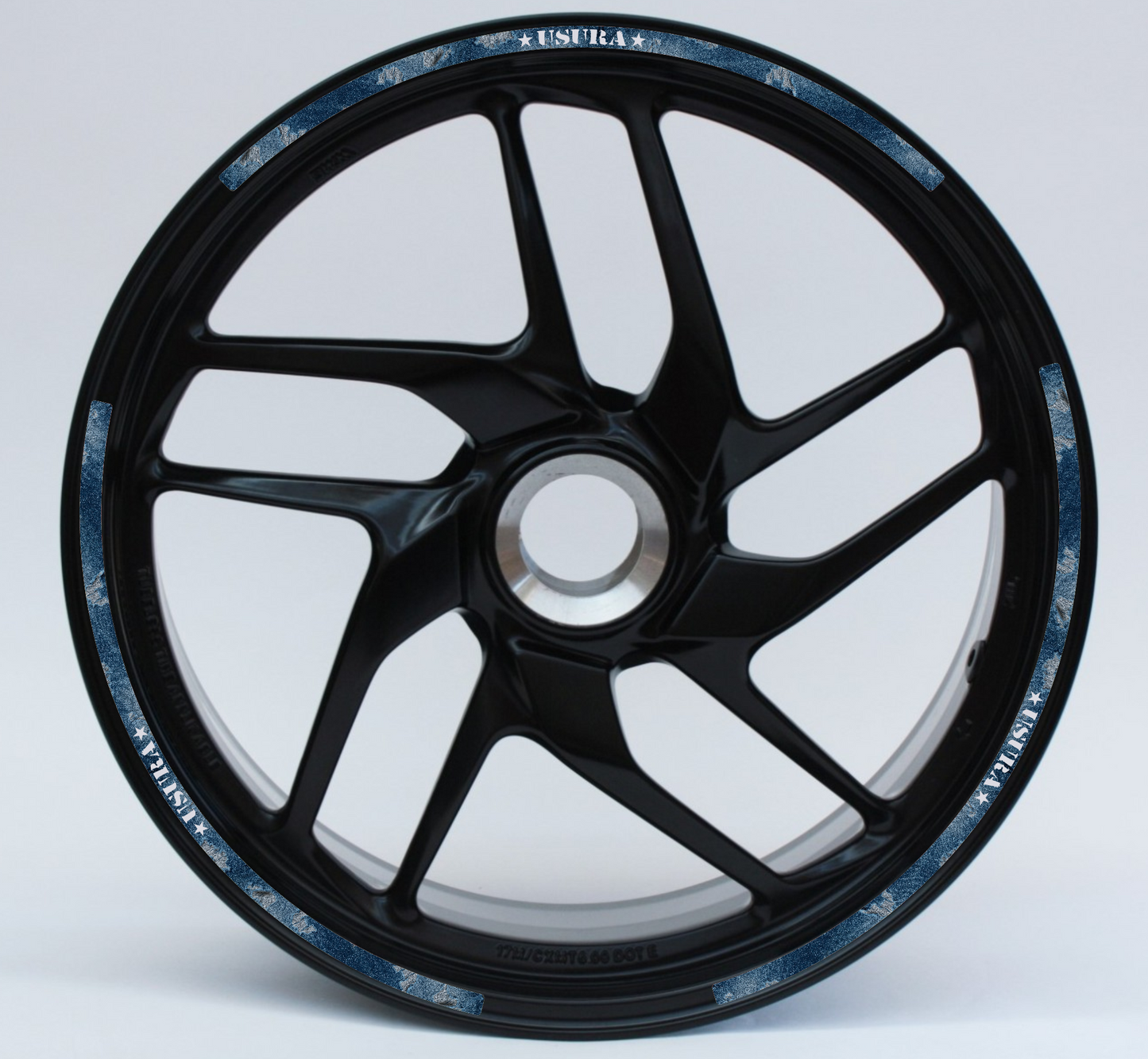 Strisce Adesive Cerchi Moto 17 Pollici DESIGN EFFETTO JEANS – Set per 2 Ruote – Design Racing Bianco Blu e Nero – Resistenti a Pioggia e Sole – Adesivi Ruote Moto Lucidi D0140