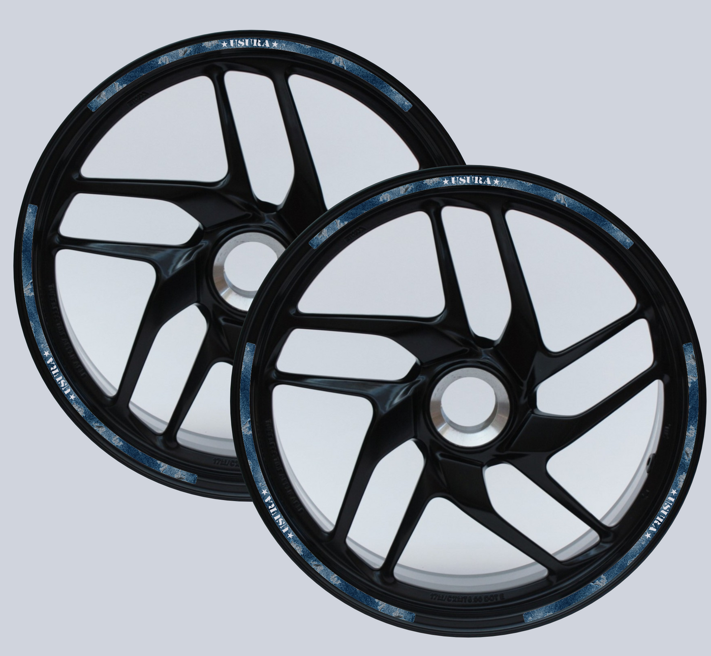 Strisce Adesive Cerchi Moto 17 Pollici DESIGN EFFETTO JEANS – Set per 2 Ruote – Design Racing Bianco Blu e Nero – Resistenti a Pioggia e Sole – Adesivi Ruote Moto Lucidi D0140