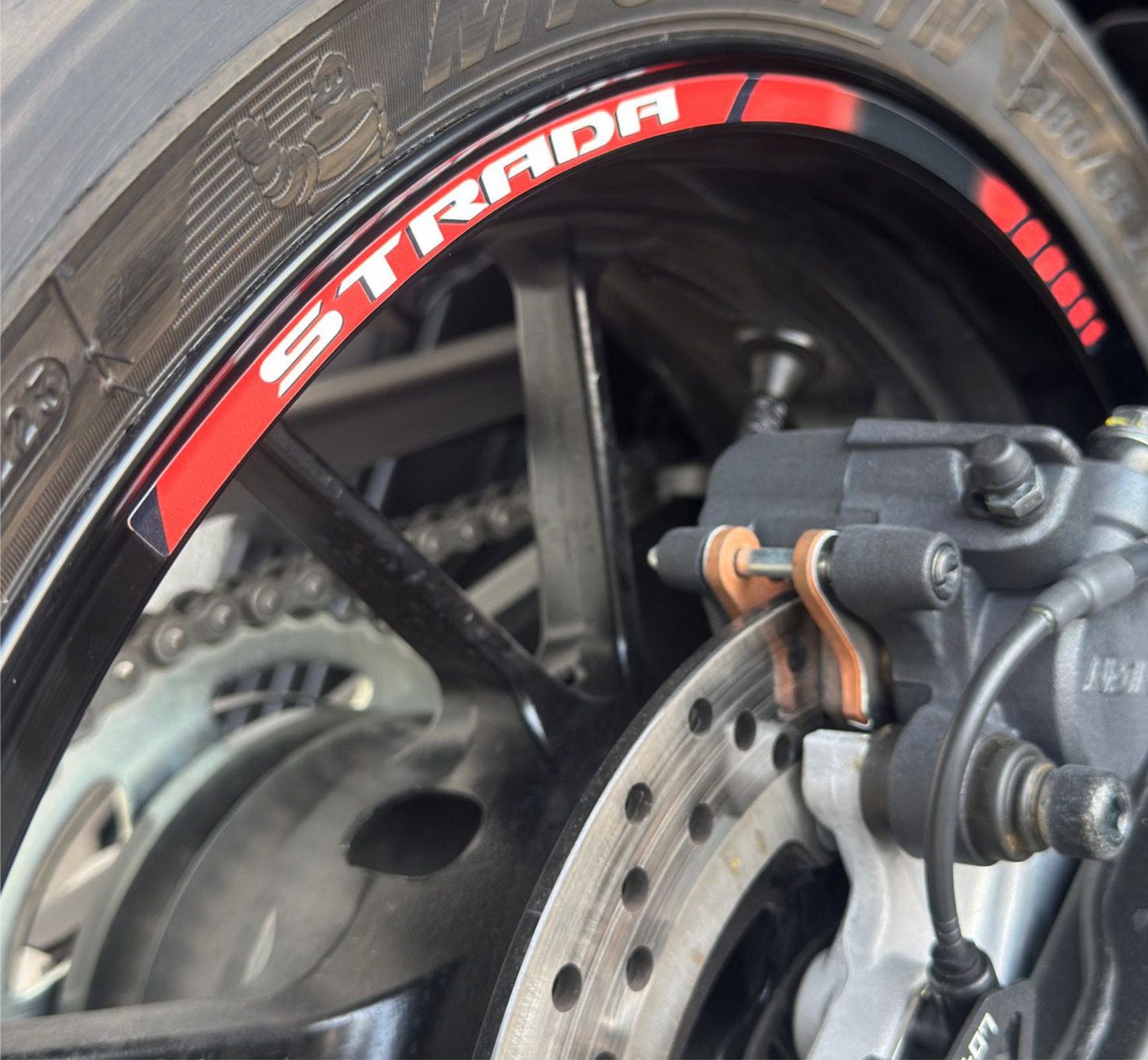 Adesivi Cerchi Moto 17 Pollici – Set 2 Ruote – Design Racing Nero, Rosso e Bianco – Resistenti a Sole e Pioggia – Adesivi Lucidi Ruote Moto D0141