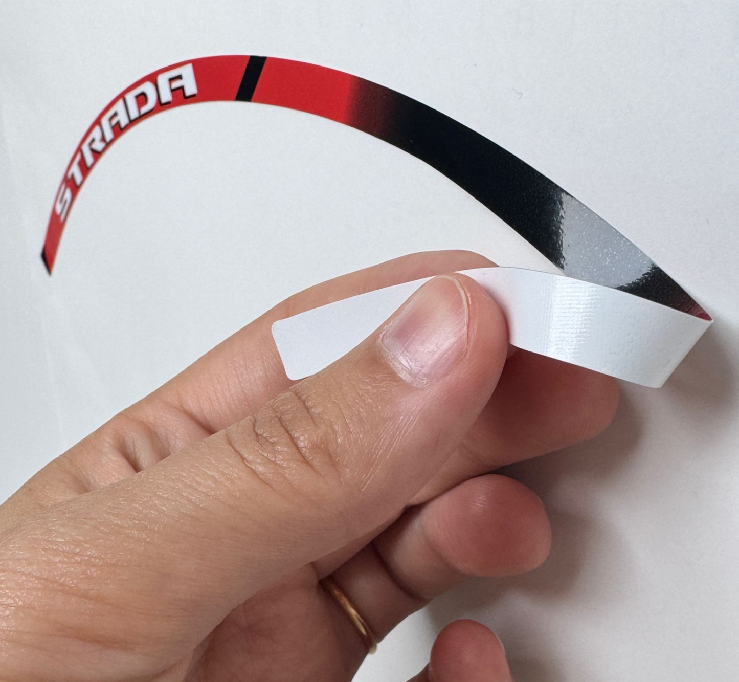 Adesivi Cerchi Moto 17 Pollici – Set 2 Ruote – Design Racing Nero, Rosso e Bianco – Resistenti a Sole e Pioggia – Adesivi Lucidi Ruote Moto D0141