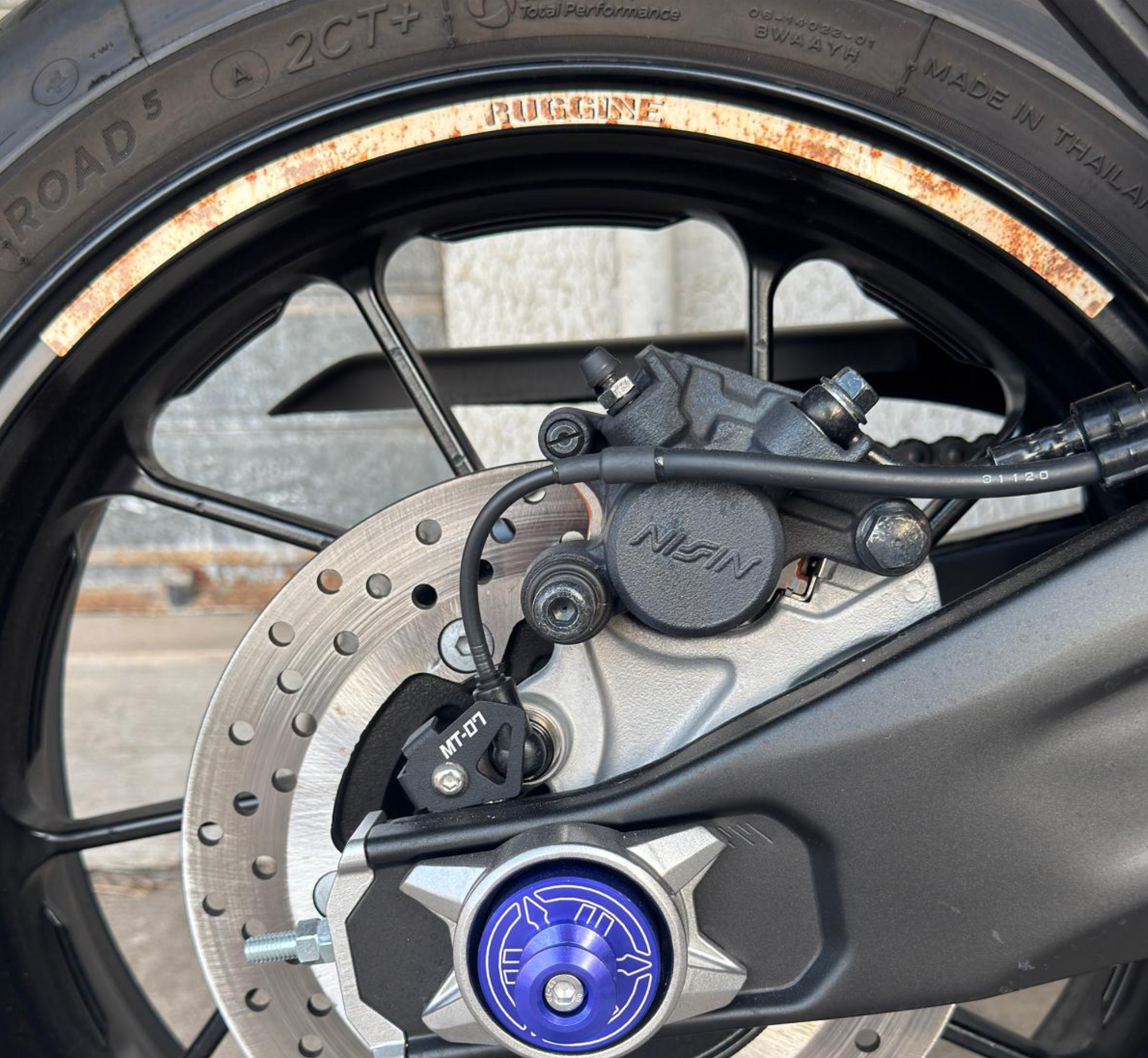 Adesivi Cerchi Moto 17 Pollici – Set 2 Ruote – Design Racing Effetto ruggine – Resistenti a Sole e Pioggia – Adesivi Lucidi Ruote Moto D0142