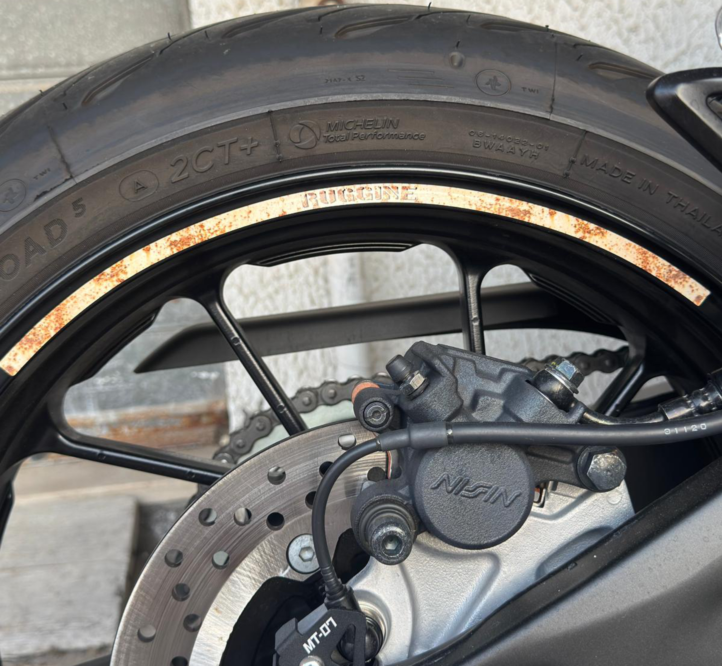 Adesivi Cerchi Moto 17 Pollici – Set 2 Ruote – Design Racing Effetto ruggine – Resistenti a Sole e Pioggia – Adesivi Lucidi Ruote Moto D0142