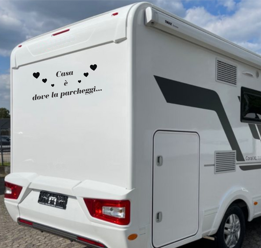 Adesivo sticker camper frase frasi CASA È DOVE LA PARCHEGGI -caravan roulotte- accessori grafiche fiancata scegli colore cod. 0426 (cm 56 x 25)