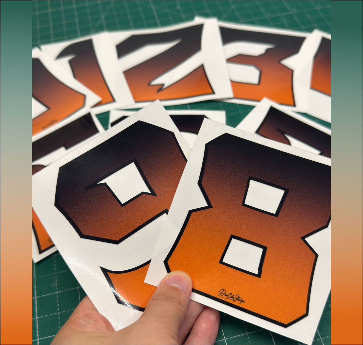 Numeri Adesivi Gara 0-9 per Moto, Caschi, Kart, Auto – Effetto Fiamma Arancione/Nero – Stickers Waterproof & UV – Decalcomanie Sport Racing Flame 0447