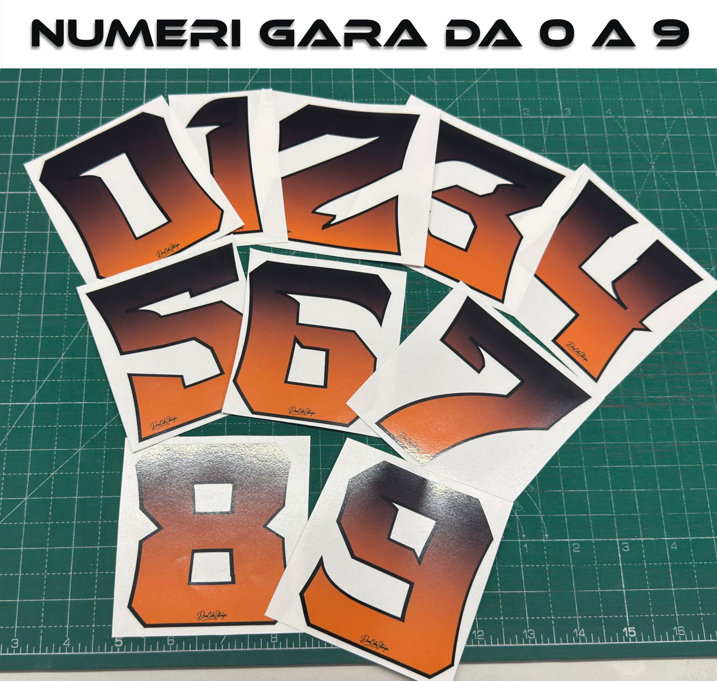 Numeri Adesivi Gara 0-9 per Moto, Caschi, Kart, Auto – Effetto Fiamma Arancione/Nero – Stickers Waterproof & UV – Decalcomanie Sport Racing Flame 0447