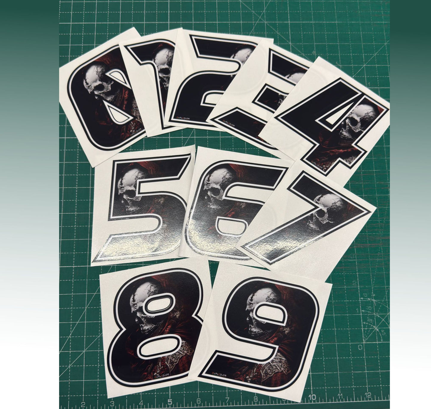 Adesivi Numeri Gara con Teschio – Skull Racing Stickers 0-9 per Moto, Auto, Caschi, Kart, Bici – Vinile Waterproof UV Resistant – Stile Estremo 0448