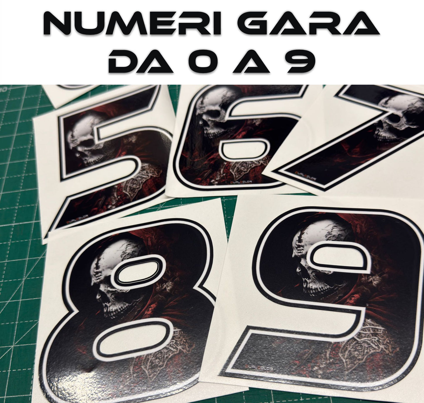Adesivi Numeri Gara con Teschio – Skull Racing Stickers 0-9 per Moto, Auto, Caschi, Kart, Bici – Vinile Waterproof UV Resistant – Stile Estremo 0448