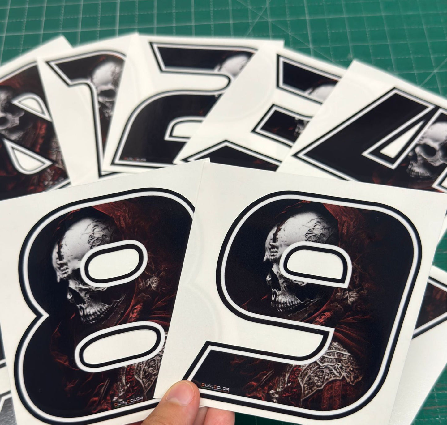 Adesivi Numeri Gara con Teschio – Skull Racing Stickers 0-9 per Moto, Auto, Caschi, Kart, Bici – Vinile Waterproof UV Resistant – Stile Estremo 0448