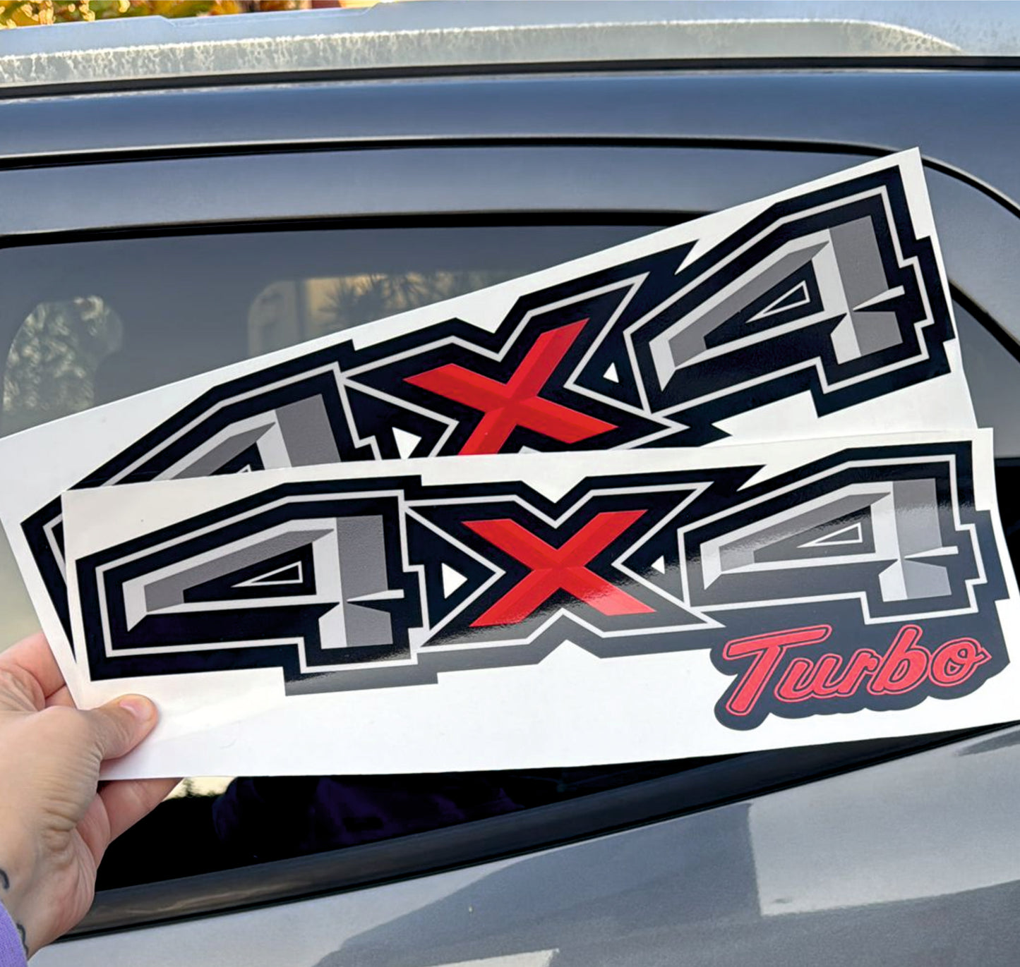 4x4 Turbo Adesivi per Auto e Fuoristrada, Set 2 Decalcomanie Laterali, 35 x 10 cm, Design Sportivo, Resistenti agli Agenti Atmosferici 0449