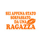 DualColorStampe® Adesivi per auto divertenti stickers auto divertenti stickers casco moto camper frase divertente sei appena stato sorpassato da una ragazza - 0402