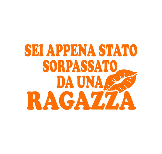 DualColorStampe® Adesivi per auto divertenti stickers auto divertenti stickers casco moto camper frase divertente sei appena stato sorpassato da una ragazza - 0402