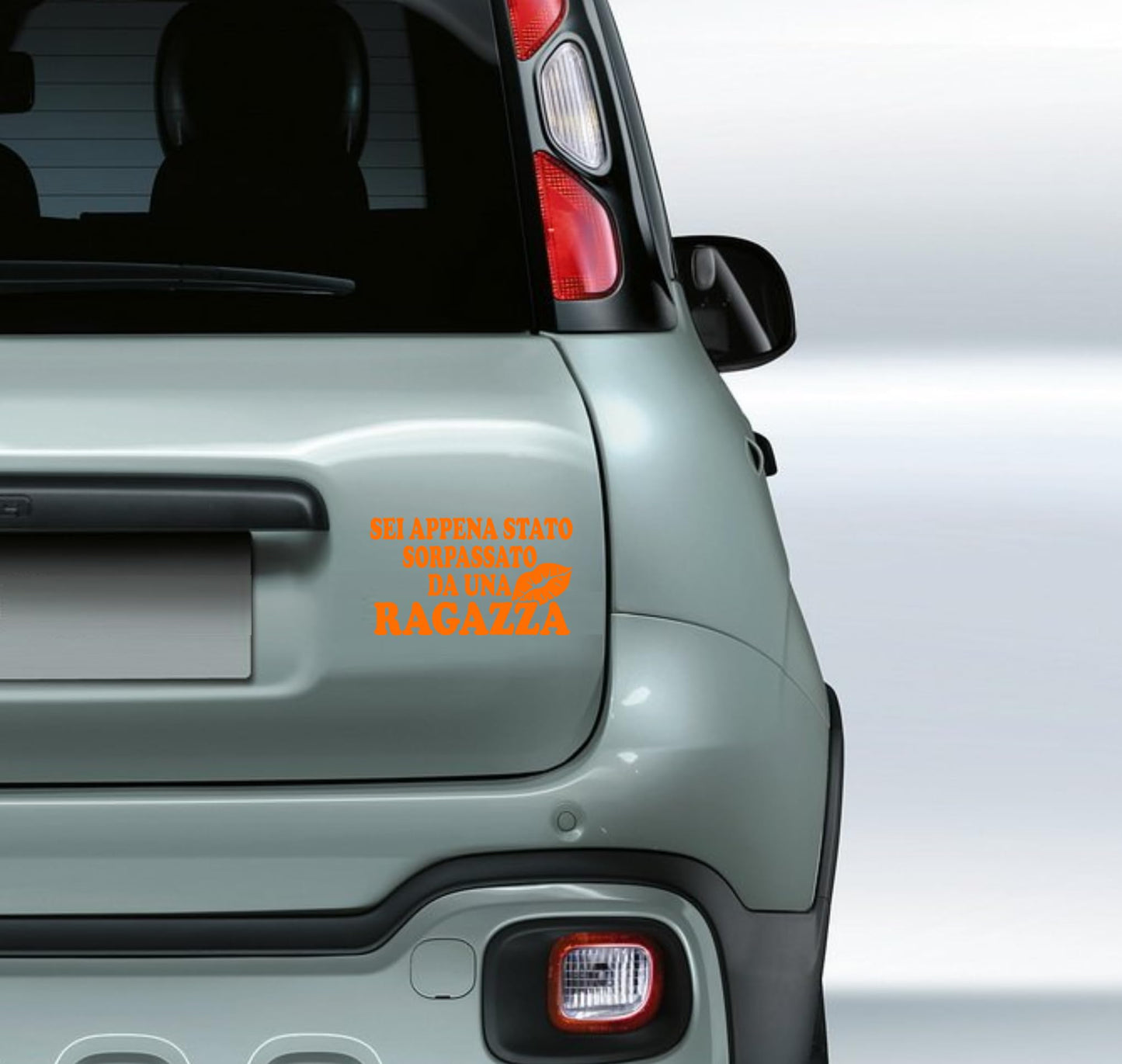DualColorStampe® Adesivi per auto divertenti stickers auto divertenti stickers casco moto camper frase divertente sei appena stato sorpassato da una ragazza - 0402