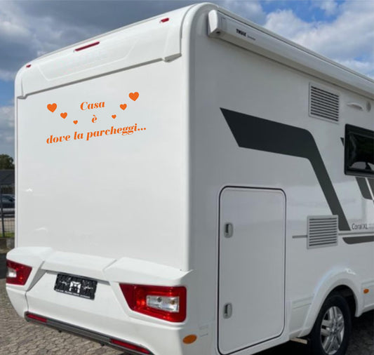 Adesivo sticker camper frase frasi CASA È DOVE LA PARCHEGGI -caravan roulotte- accessori grafiche fiancata scegli colore cod. 0426 (cm 56 x 25)