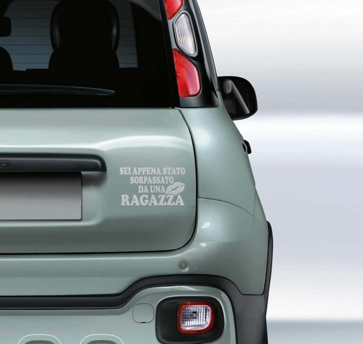 DualColorStampe® Adesivi per auto divertenti stickers auto divertenti stickers casco moto camper frase divertente sei appena stato sorpassato da una ragazza - 0402