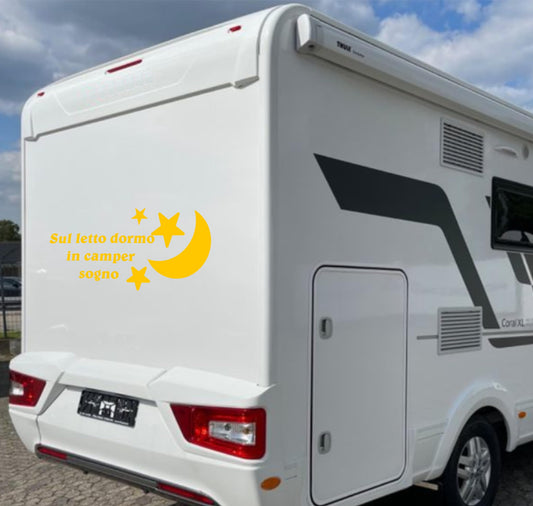 Adesivi stickers camper frase SUL LETTO DORMO IN CAMPER SOGNO frasi -caravan roulotte- accessori grafiche fiancata scegli colore cod. 0428 (cm 56 x 26,5)