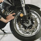 DualColorStampe Strisce Adesive Cerchi Moto 17 Pollici – Set per 2 Ruote – Design Racing Bianco Grigio e Nero – Resistenti a Pioggia e Sole – Adesivi Ruote Moto Lucidi – Modello D0135
