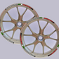 Strisce Adesive Cerchi Moto 17 Pollici  BANDIERA ITALIANA – Set per 2 Ruote – Design Racing Bianco Blu e Nero – Resistenti a Pioggia e Sole – Adesivi Ruote Moto Lucidi – Modello D0139