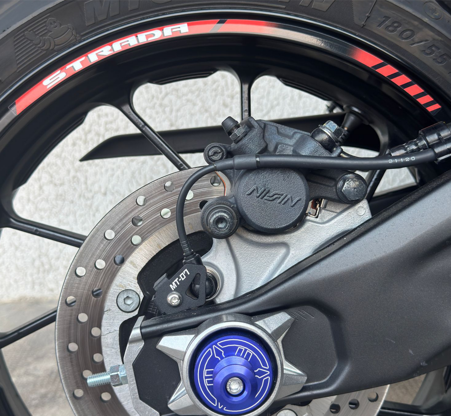 Adesivi Cerchi Moto 17 Pollici – Set 2 Ruote – Design Racing Nero, Rosso e Bianco – Resistenti a Sole e Pioggia – Adesivi Lucidi Ruote Moto D0141