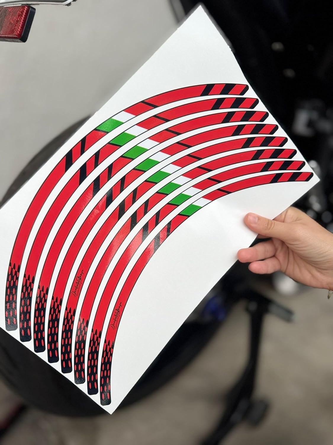 Adesivi Moto Cerchi 17" DualColorStampe – Strisce Rosse e Nere Sport per 2 Ruote – Facili da Applicare, Resistenti D0149