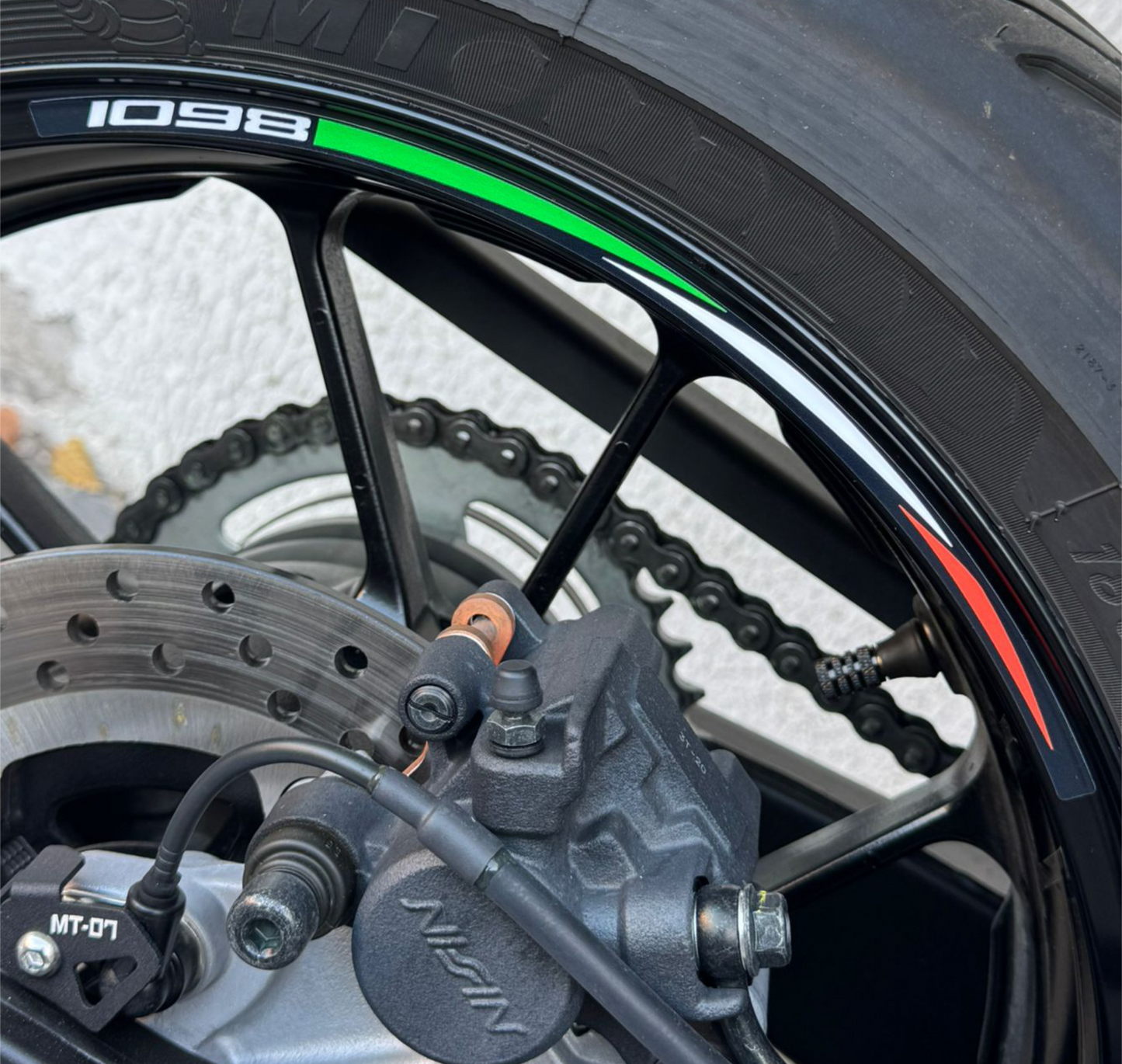 Adesivi Cerchi Moto Stampati – Set 10 Pezzi – Compatibili con Cerchi da 15" a 19" – Design Tricolore Rosso Verde Bianco – Scritta 1098 – Resistenti UV e Lavaggi D0154