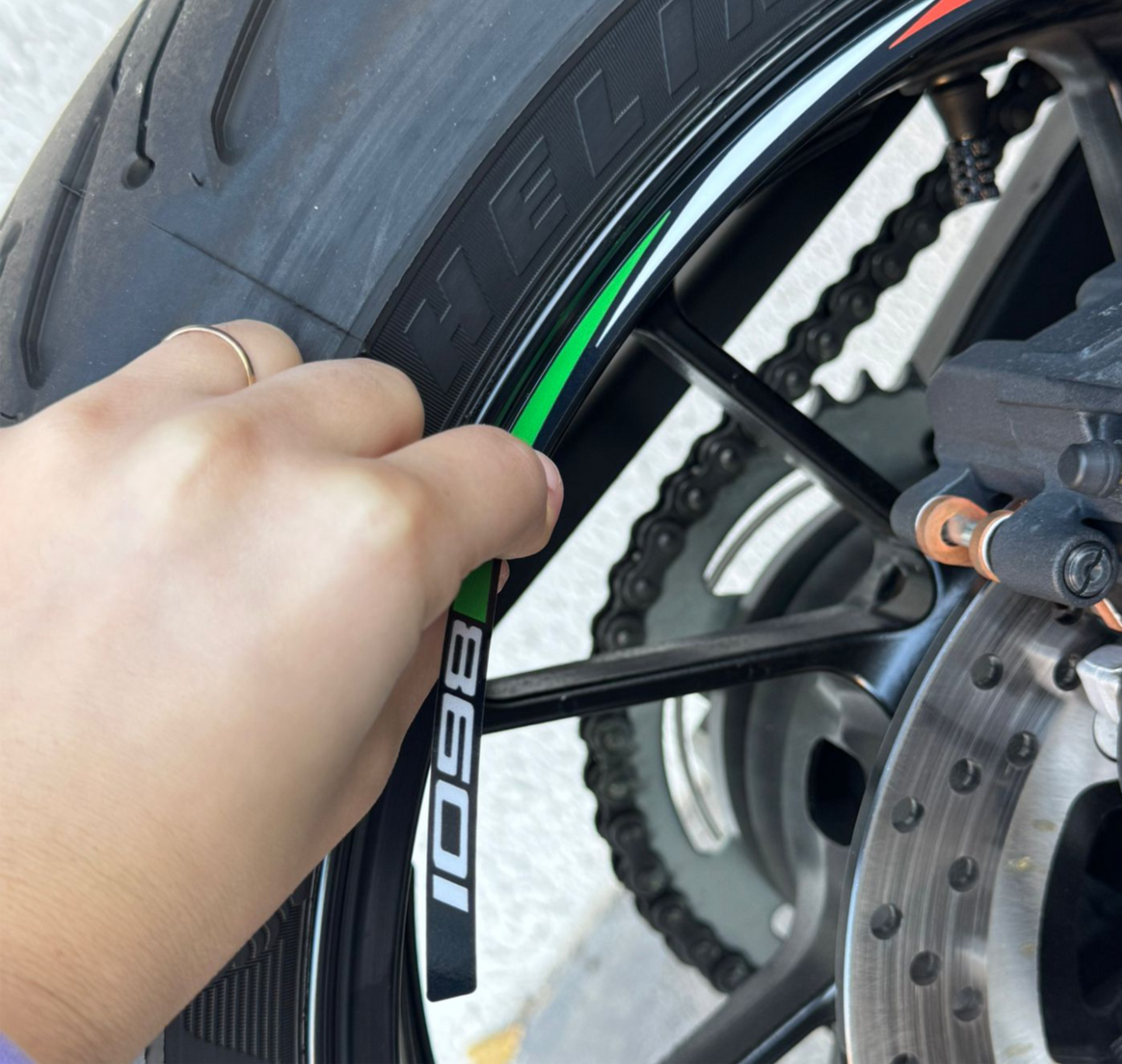 Adesivi Cerchi Moto Stampati – Set 10 Pezzi – Compatibili con Cerchi da 15" a 19" – Design Tricolore Rosso Verde Bianco – Scritta 1098 – Resistenti UV e Lavaggi D0154