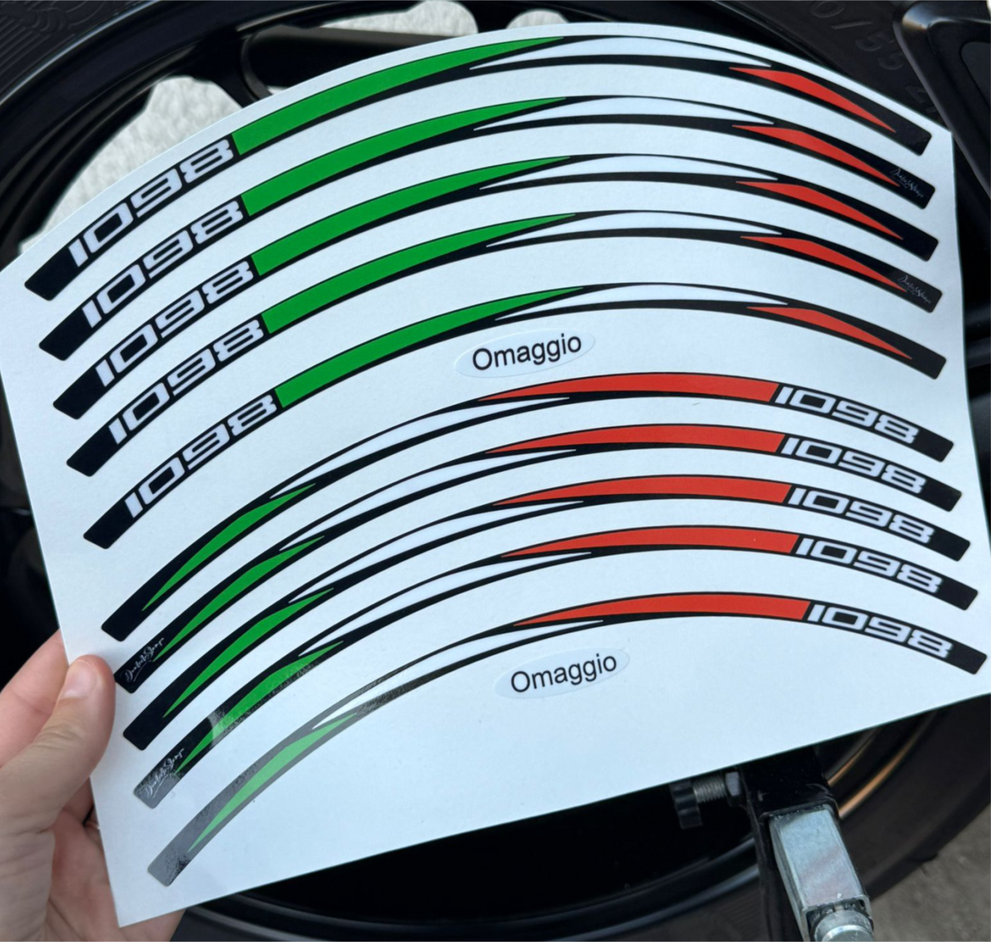 Adesivi Cerchi Moto Stampati – Set 10 Pezzi – Compatibili con Cerchi da 15" a 19" – Design Tricolore Rosso Verde Bianco – Scritta 1098 – Resistenti UV e Lavaggi D0154