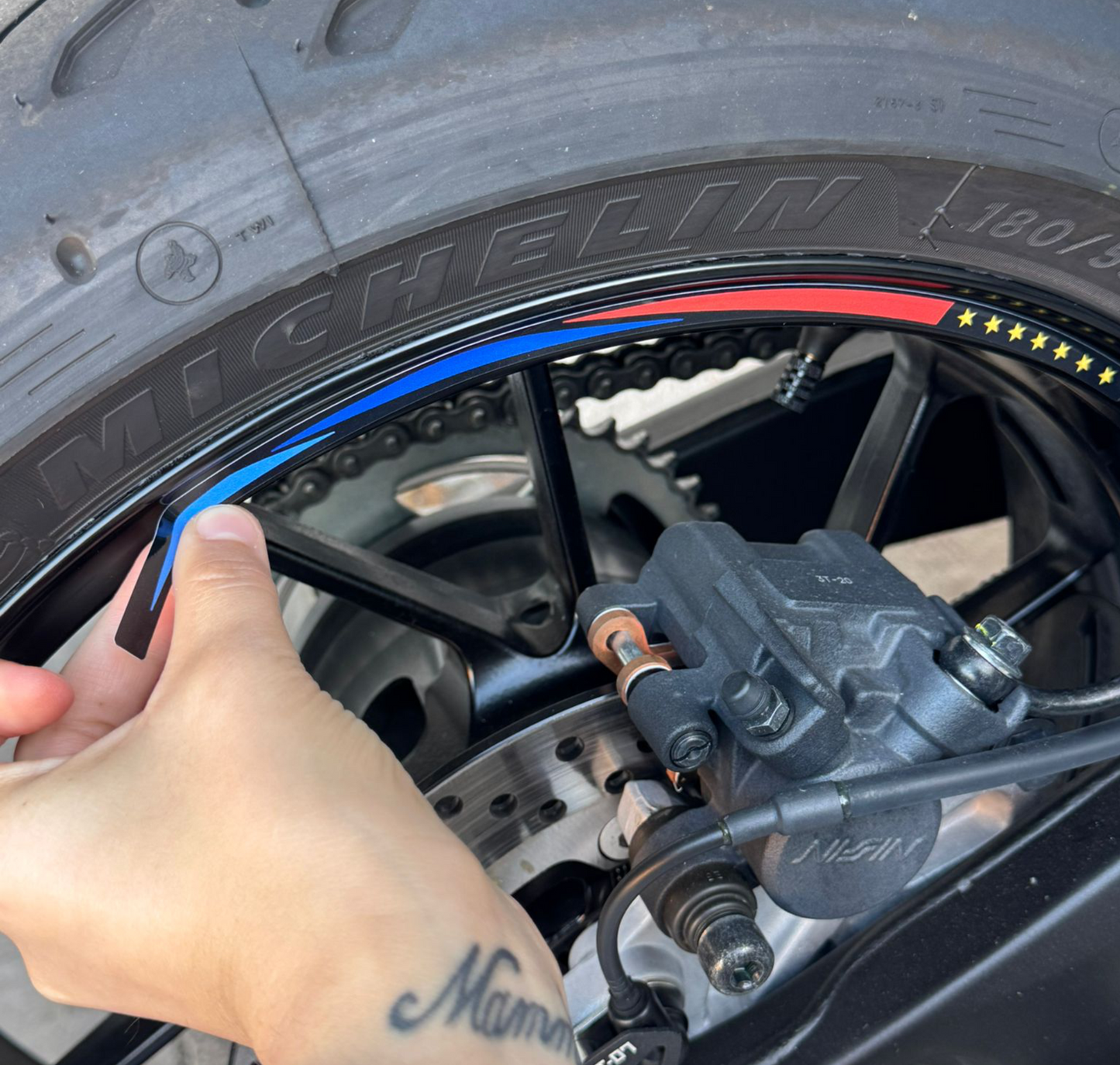 Kit Adesivi Cerchi Moto GP Design – 10 Pezzi, Compatibili con Cerchioni da 15'' a 19'' – Decorazione Sportiva per Ruote Anteriori e Posteriori – Modello D0155