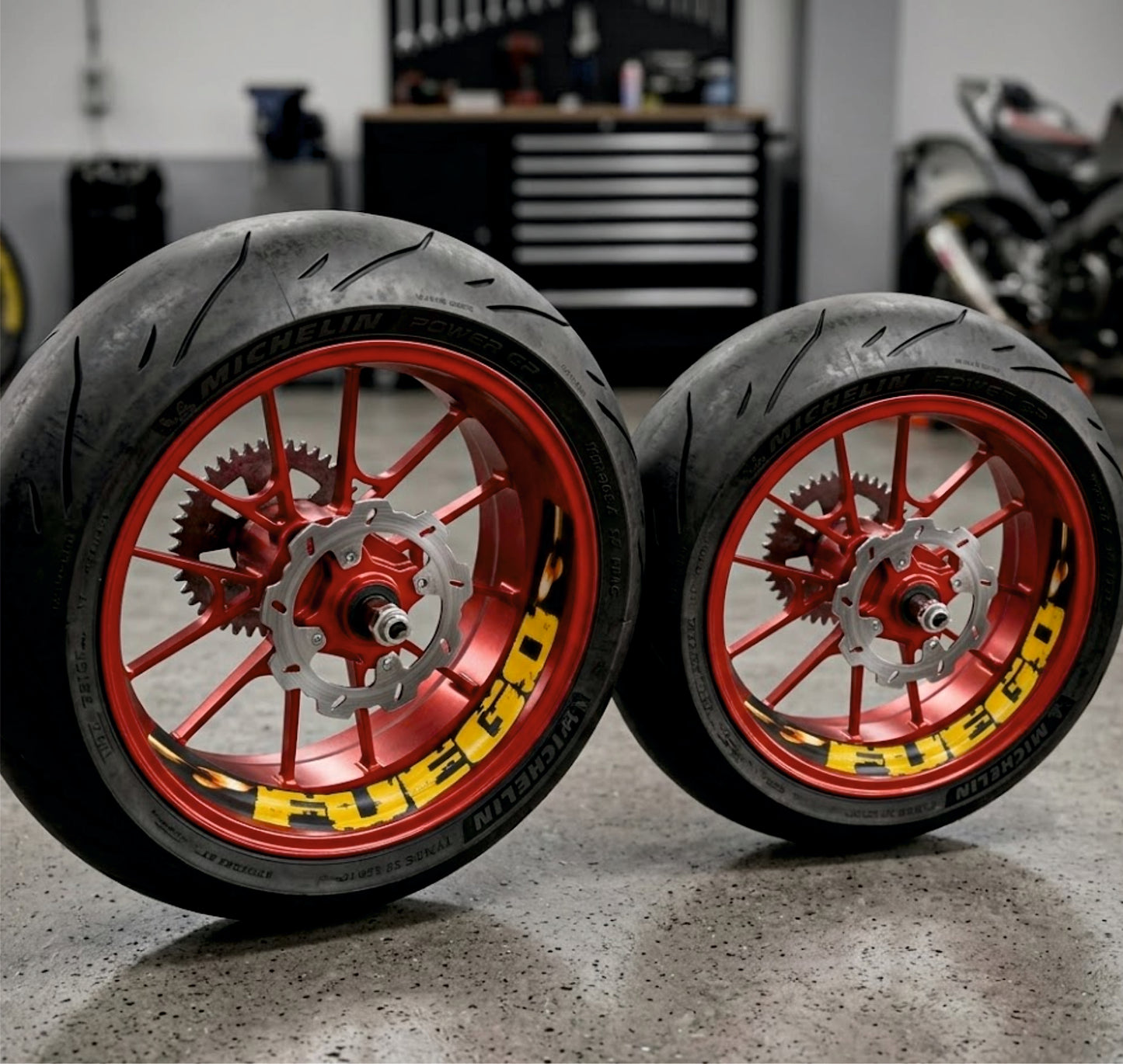 Kit 8 Adesivi Interno Cerchio Moto 17 Pollici - adesivi Professionali Giallo/Nero Resistenti a UV e Lavaggi - Strisce Precurvate per Cerchioni Racing e Naked D0159