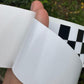 Fascia Adesiva Scacchiera Bianco Nero 55x4 cm | Banda Decalcomania Universale per Auto, Moto, Casco – Design Racing C0088