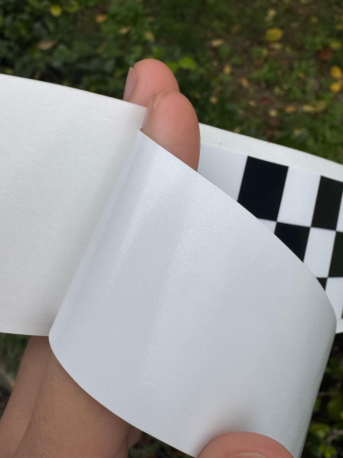 Fascia Adesiva Scacchiera Bianco Nero 55x4 cm | Banda Decalcomania Universale per Auto, Moto, Casco – Design Racing C0088