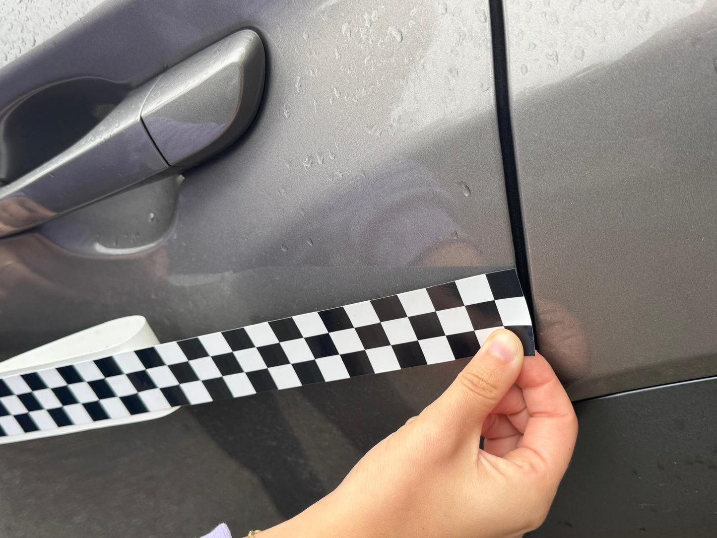 Fascia Adesiva Scacchiera Bianco Nero 55x4 cm | Banda Decalcomania Universale per Auto, Moto, Casco – Design Racing C0088