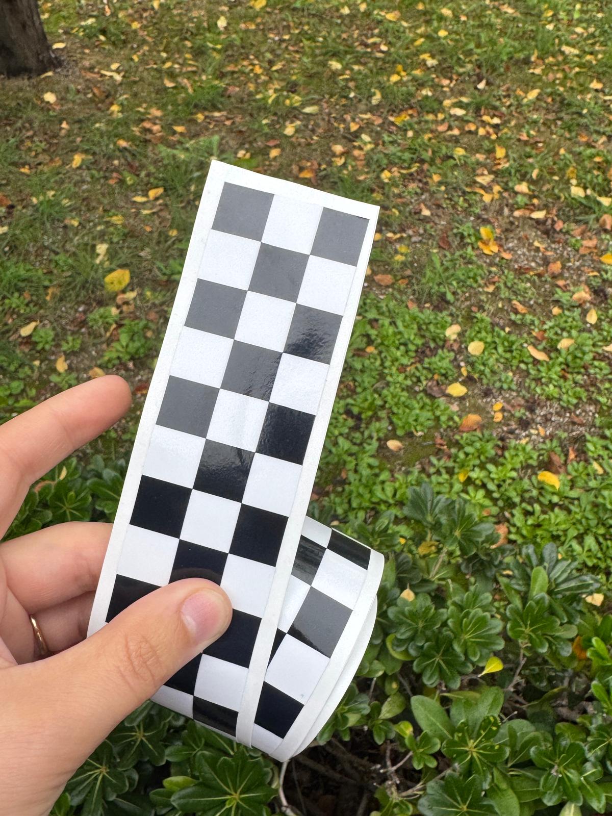 Fascia Adesiva Scacchiera Bianco Nero 55x4 cm | Banda Decalcomania Universale per Auto, Moto, Casco – Design Racing C0088